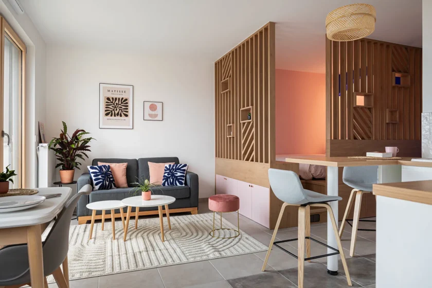 Salon cosy avec vue panoramique - Studio West View Dardilly