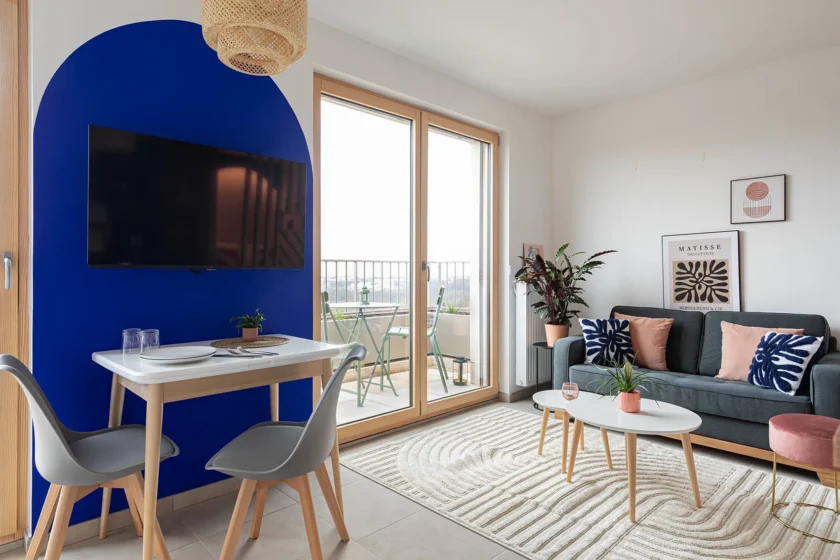 Salon cosy avec vue panoramique - Studio West View Dardilly