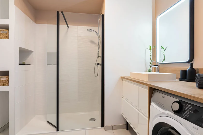 Salle d'eau moderne et fonctionnelle - West View Dardilly