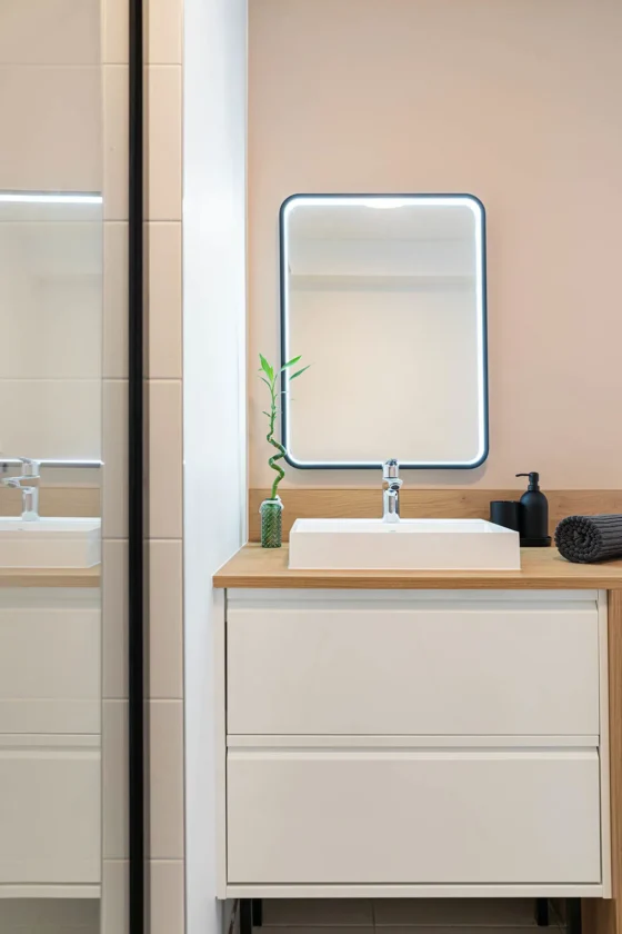 Salle d'eau moderne et fonctionnelle - West View Dardilly