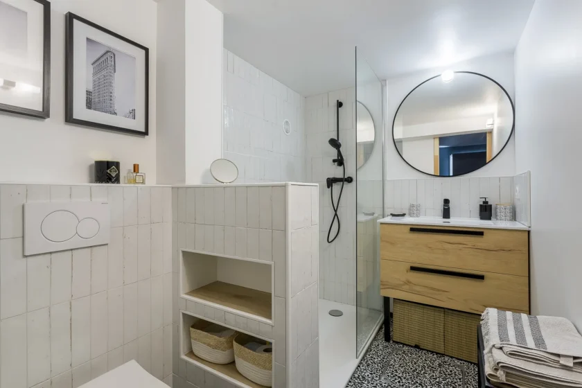 Salle de bains moderne avec douche - West Garden