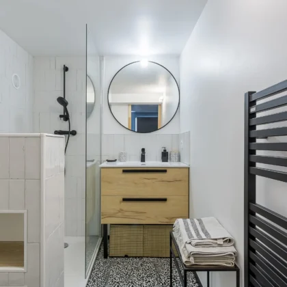 Salle de bains moderne avec douche - West Garden