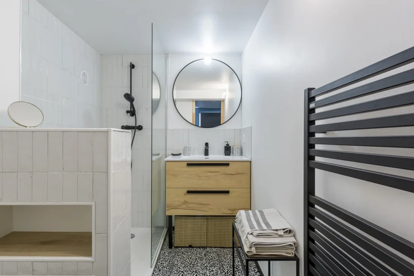 Salle de bains moderne avec douche - West Garden